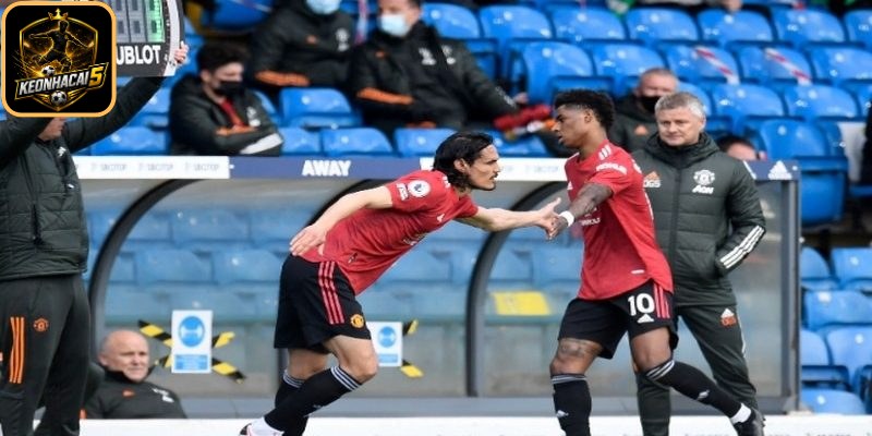 Kèo Half Time/Full Time - Cách Đọc & Chiến Lược Soi Kèo 3 Đọc tín hiệu thay người và điều chỉnh chiến thuật