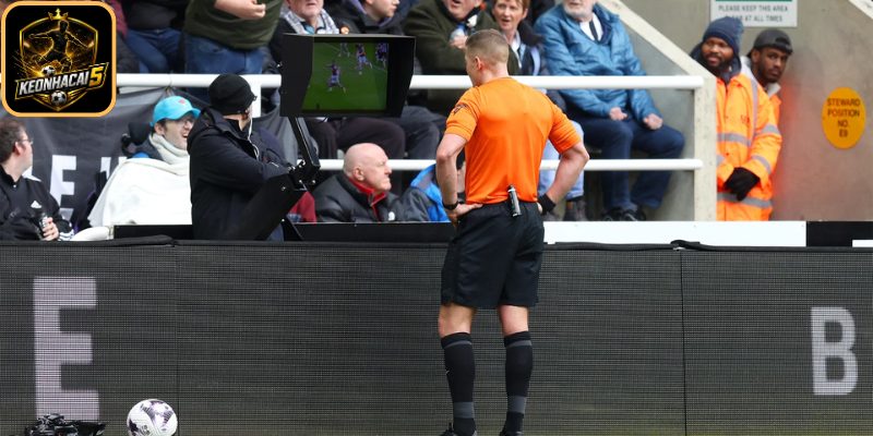 West Ham vs Arsenal: VAR gây tranh cãi, trận cầu khép lại nghẹt thở 3 VAR gây bão tại sân London Stadium